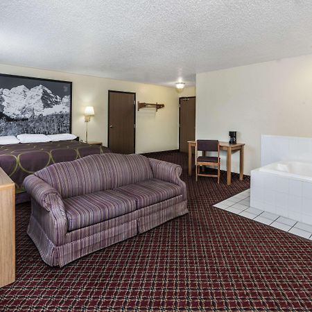 Super 8 By Wyndham Fountain Hotell Exteriör bild