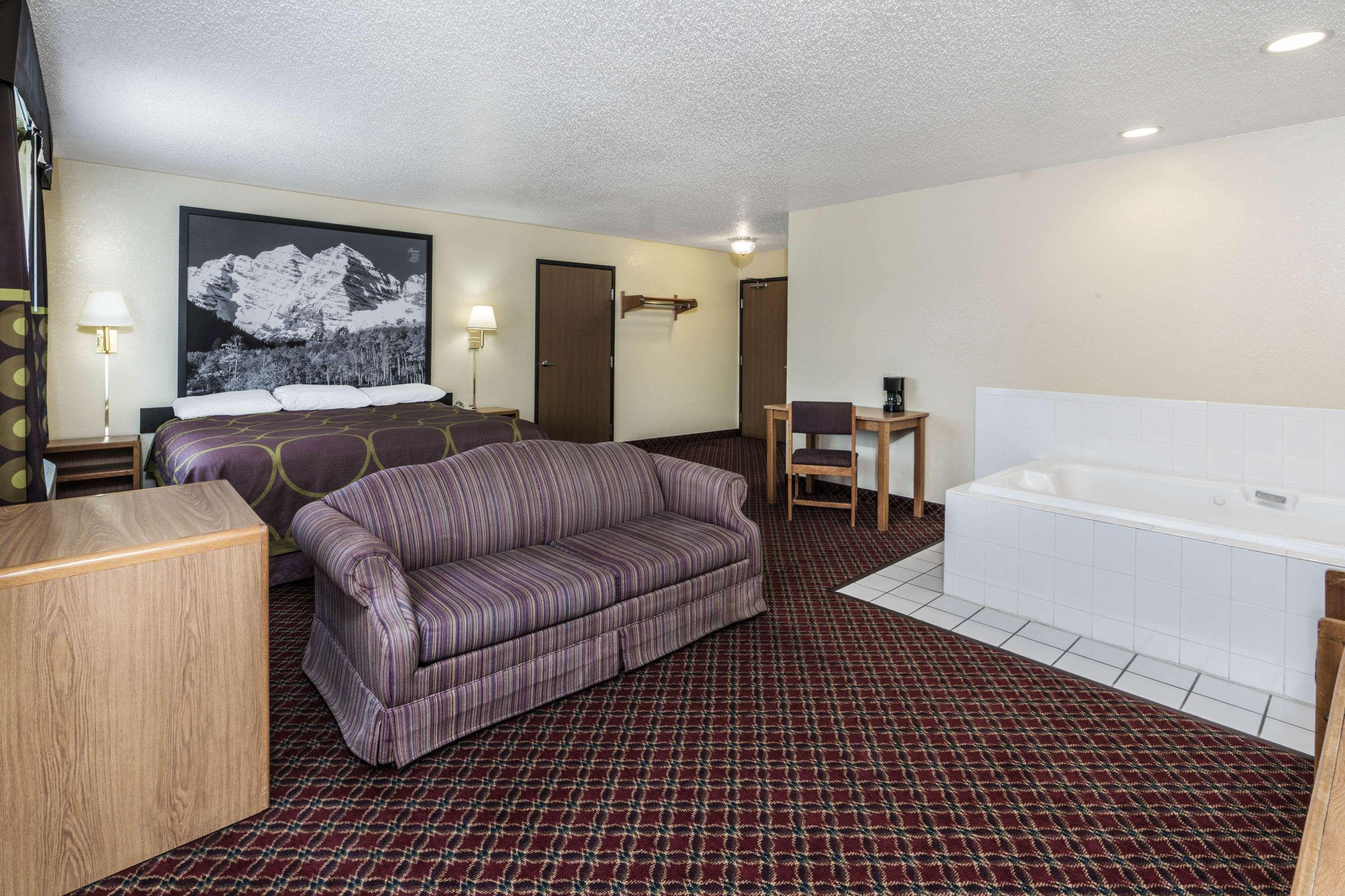 Super 8 By Wyndham Fountain Hotell Exteriör bild
