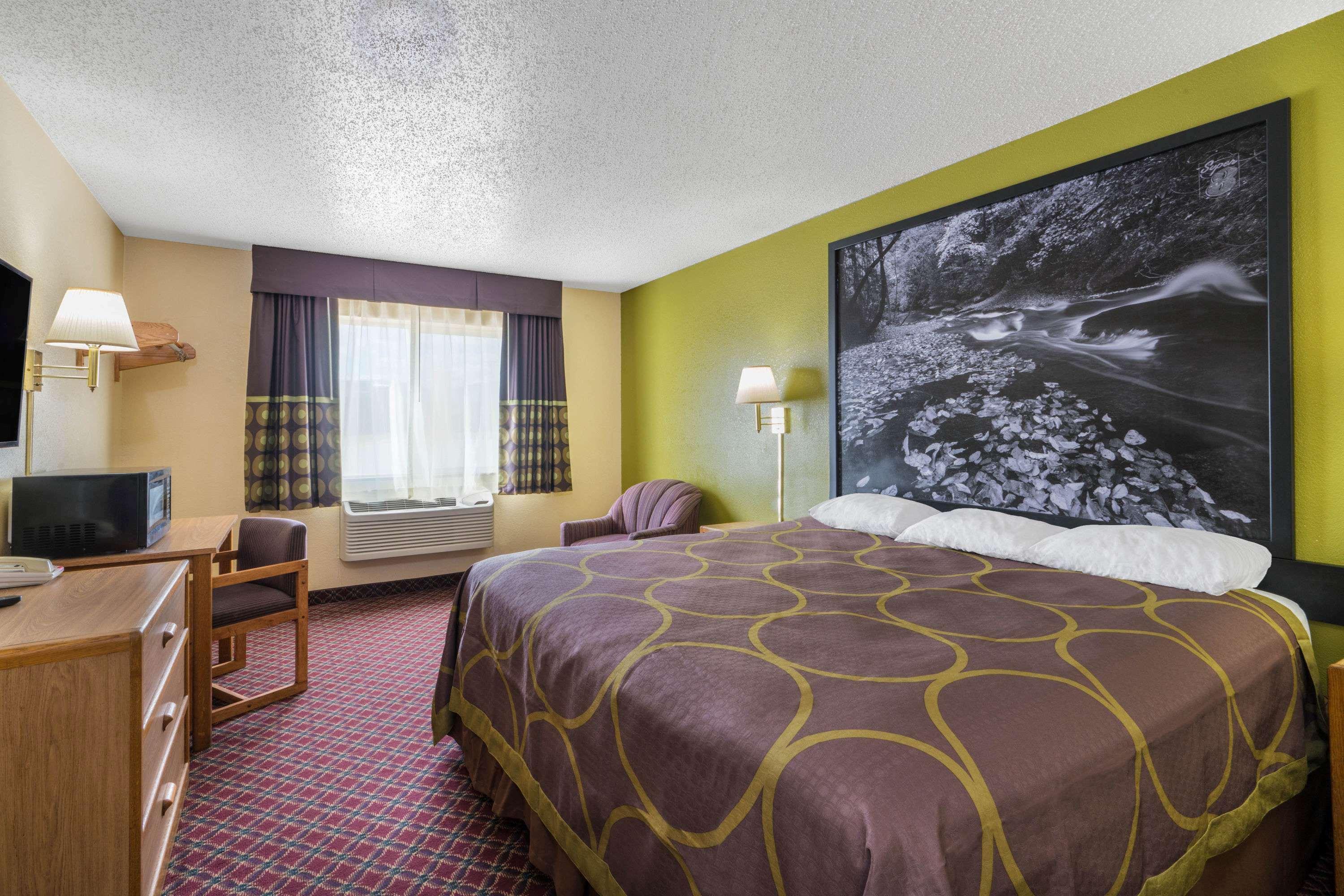 Super 8 By Wyndham Fountain Hotell Exteriör bild