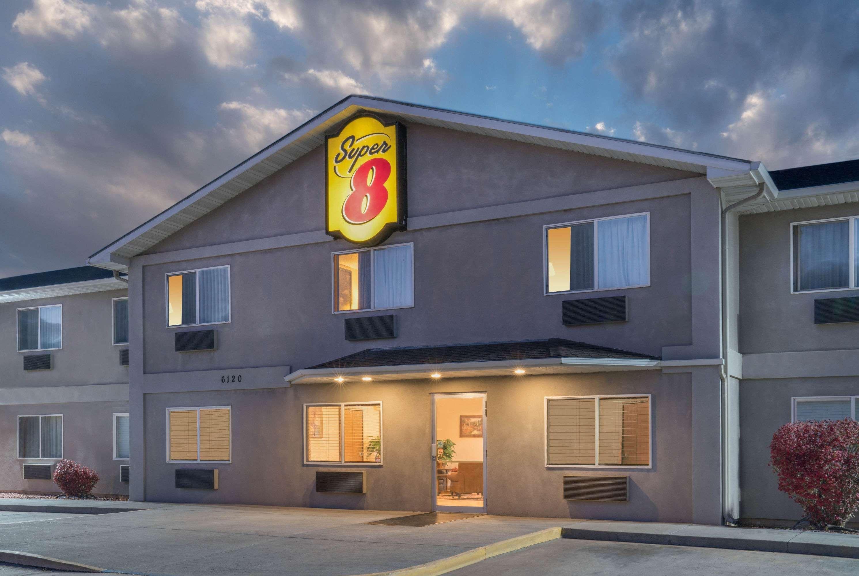 Super 8 By Wyndham Fountain Hotell Exteriör bild