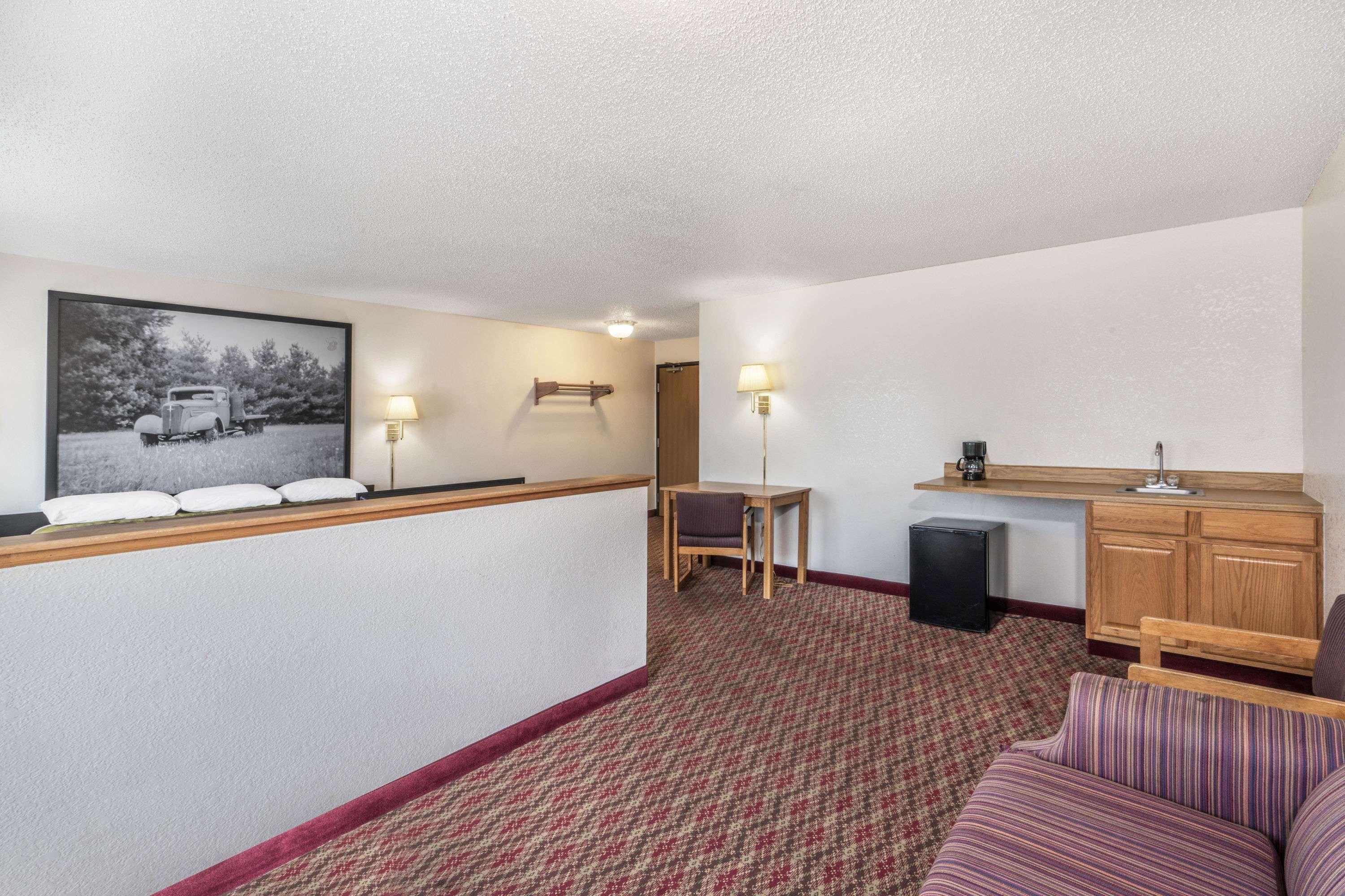 Super 8 By Wyndham Fountain Hotell Exteriör bild